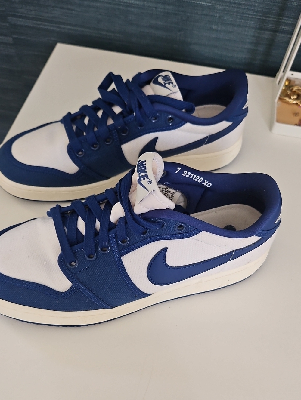 Nike Men’s Low-Top Sneakers in Navy Blue and White
